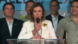 CNNE 686176 - pelosi revisa las condiciones de migrantes en mcallen, texas