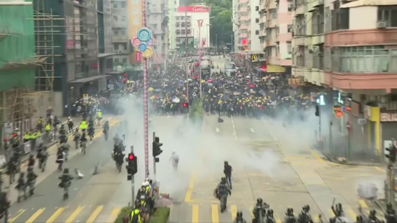 CNNE 686178 - enfrentamientos en hong kong dejan varios heridos