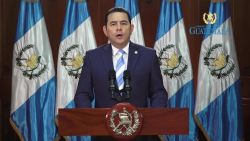 CNNE 686292 - jimmy morales felicita a alejandro giammattei