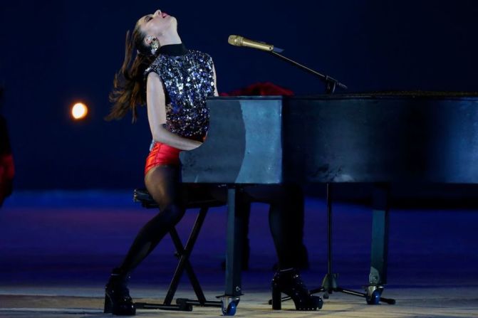 La música chilena Francisca Valenzuela también participó durante la ceremonia de clausura.