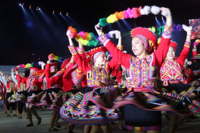 En segundo lugar quedó Brasil y México fue tercero. En la imagen, bailarines danzan durante la ceremonia de clausura de los juegos.