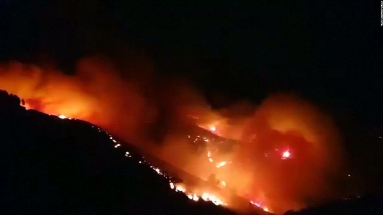 CNNE 686506 - fuego afecta 1-000 hectareas en gran canaria