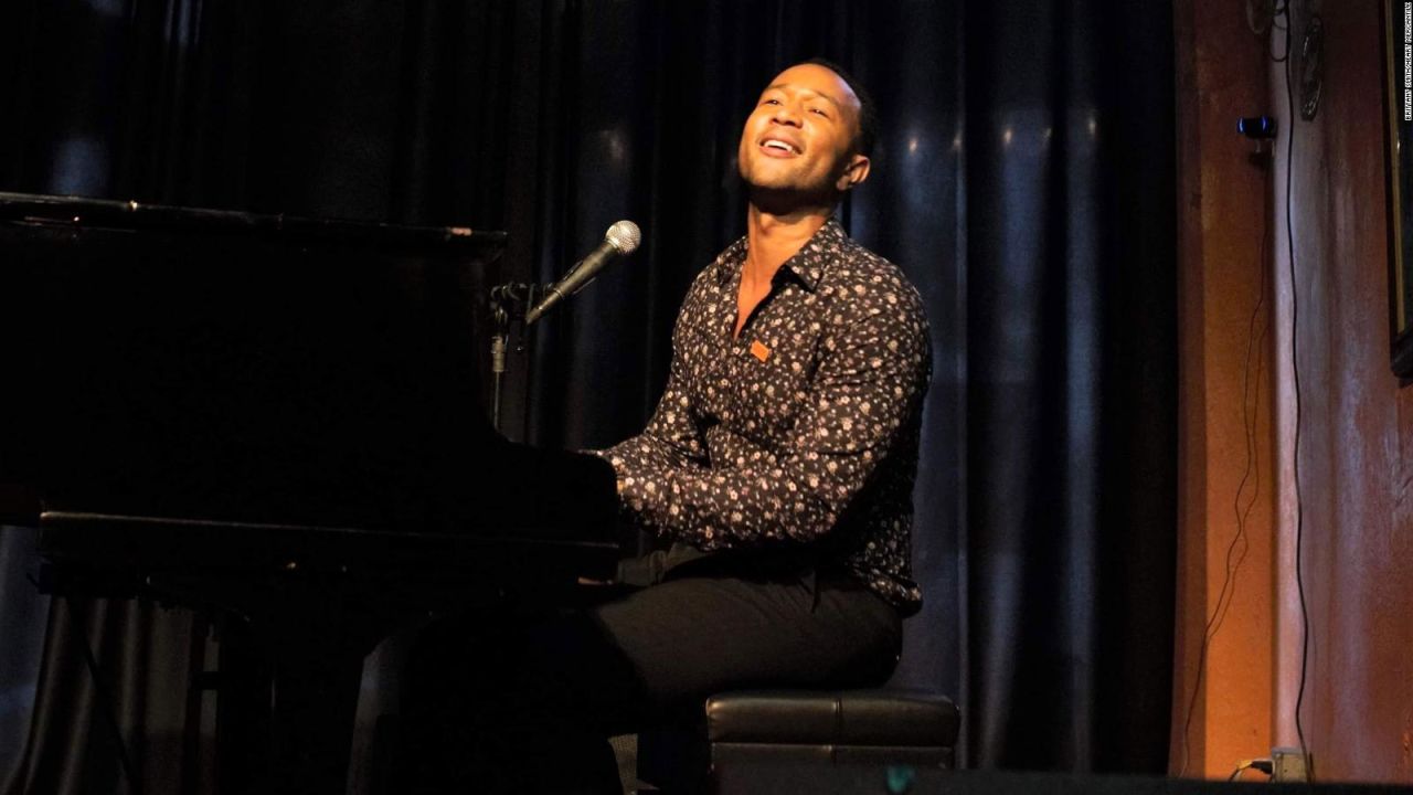 CNNE 686519 - john legend sorprende a familias de las victimas de dayton