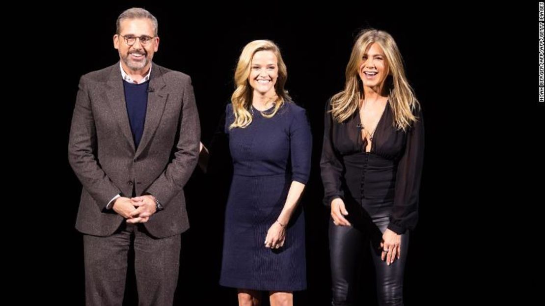 Los actores Steve Carell, Reese Witherspoon y Jennifer Aniston durante el evento de lanzamiento de Apple TV+ en los headquarters de Apple el 25 de marzo (NOAH BERGER/AFP/Getty Images).