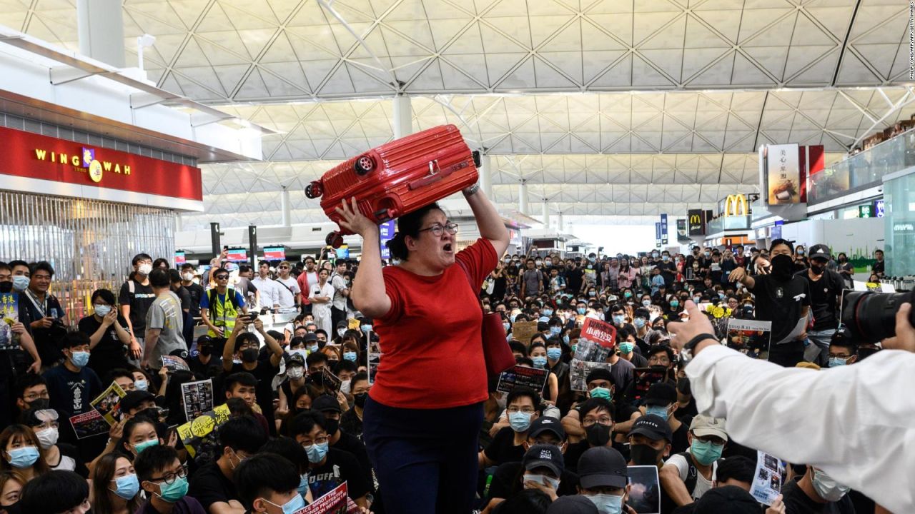 CNNE 687137 - disturbios en el aeropuerto de hong kong