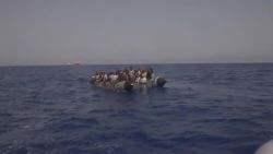 CNNE 687239 - intensifican rescates de refugiados en el mediterraneo