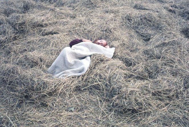 "Casi que puedes sentir que Bellak anda de puntillas alrededor de estos campamentos para dormir", dijo John Kane, quien compró las imágenes en una subasta. "El silencio en esas fotos realmente te habla".