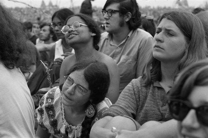 Las fotografías de Bellak capturan una multitud más diversa que la que se asocia a menudo con el festival, dijo Kane.