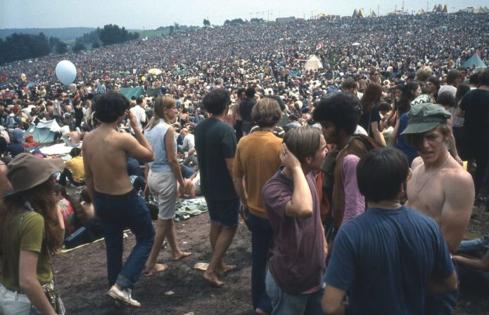 "Estas fotos son sobre la paz, la amabilidad y la camaradería que tuvieron lugar del 15 al 17 de agosto de 1969", escribió Bellak sobre sus fotos. "Ahora Woodstock es una metáfora de cómo era realmente. Pero creo que puede ser así".