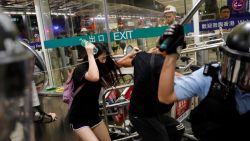 CNNE 687302 - violentas protestas en aeropuerto de hong kong