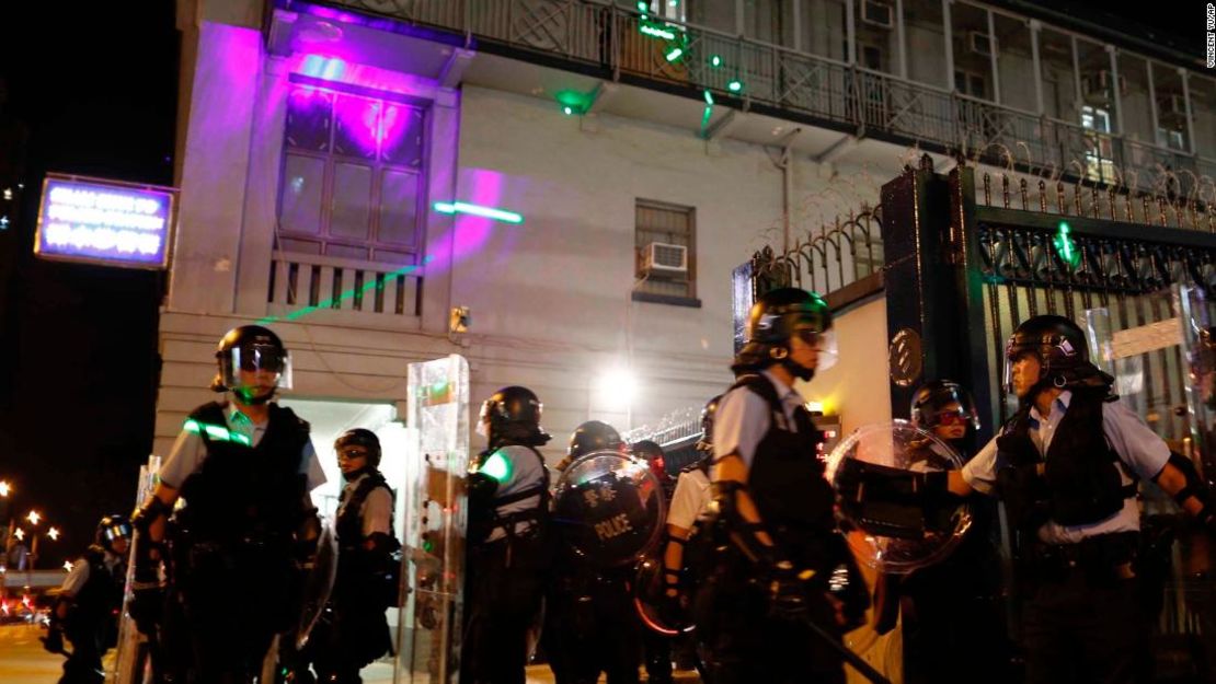 Enfrentamientos entre la Policía y los manifestantes en la estación de Shum Shui Po en Hong Kong, el 14 de agosto de 2019.