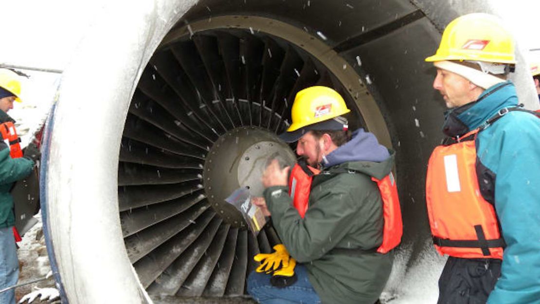 Mike Begier, coordinador nacional del Programa de Peligros para la Vida Silvestre del Aeropuerto del USDA, investiga los restos de huelgas de pájaros dentro de un motor dañado del vuelo 1549 de US Airways en 2009.