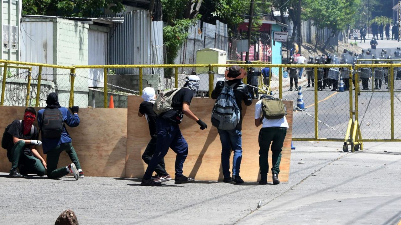 CNNE 688406 - manifestantes piden renuncia de presidente de honduras