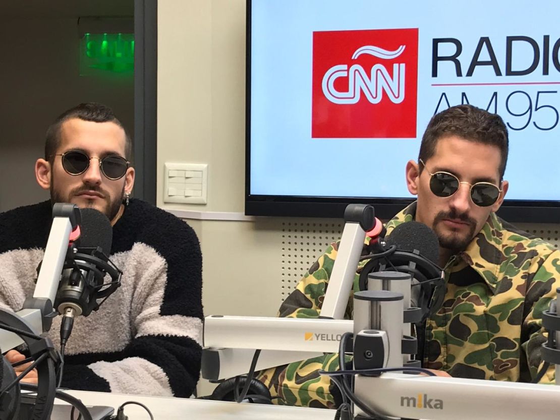 Mau y Ricky en los estudios de CNN Radio Argentina.