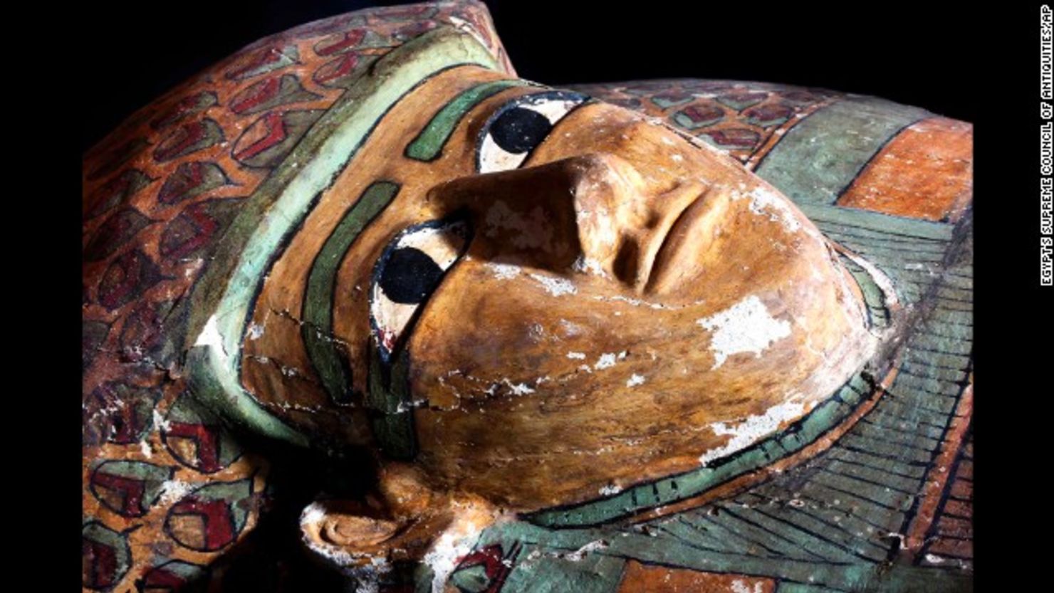 El sarcófago con la momia dentro data del año 1600 a.C. fue descubierto en Luxor, Egipto.