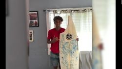 CNNE 688510 - asi quedo la tabla de surf de este joven