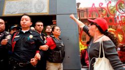 CNNE 688700 - nueva ola de protestas en la capital de mexico tras denuncias de abusos contra mujeres