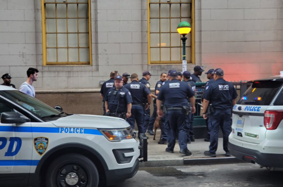 Así se ve la situación en el lugar donde fueron reportados dos paquetes sospechosos en una estación de metro en Nueva York. Foto: Ruben Melo