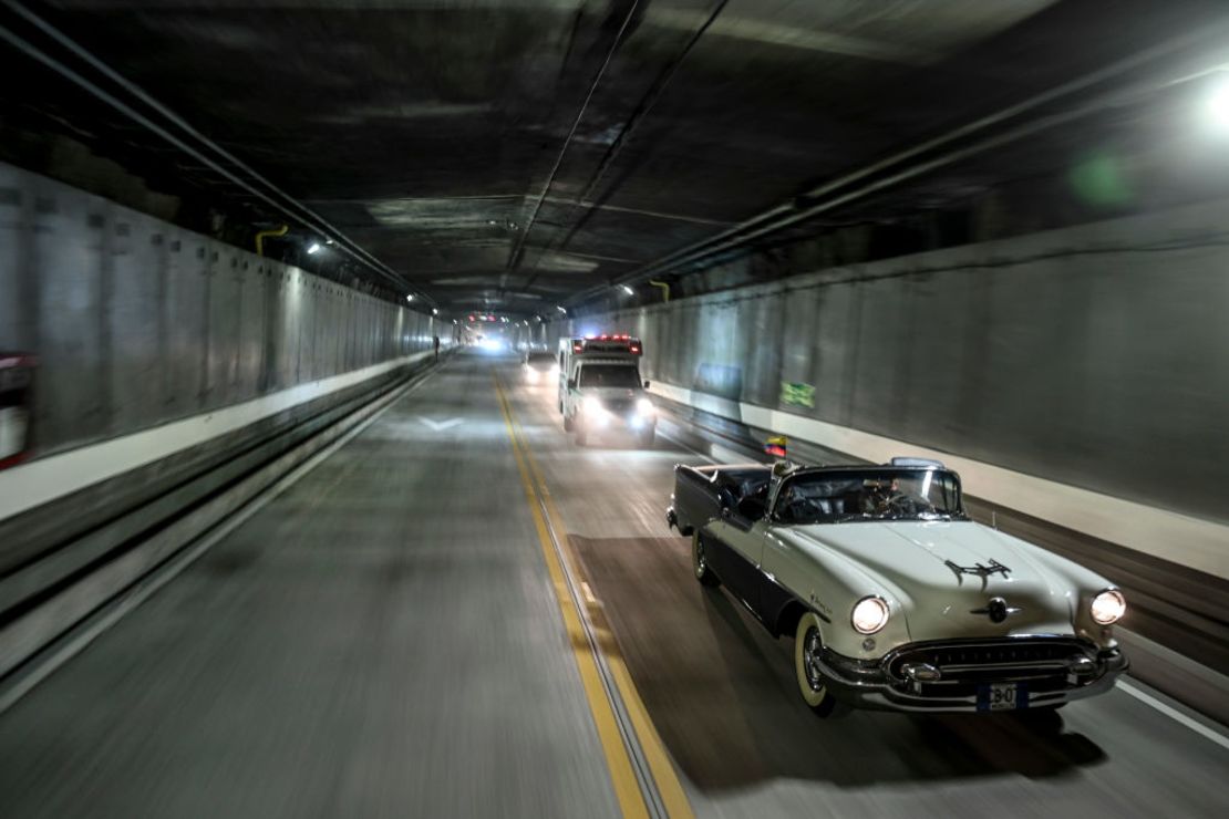 Vehículos usan el Túnel de Oriente en Medellín, Colombia, tras su inauguración el 15 de agosto de 2019.