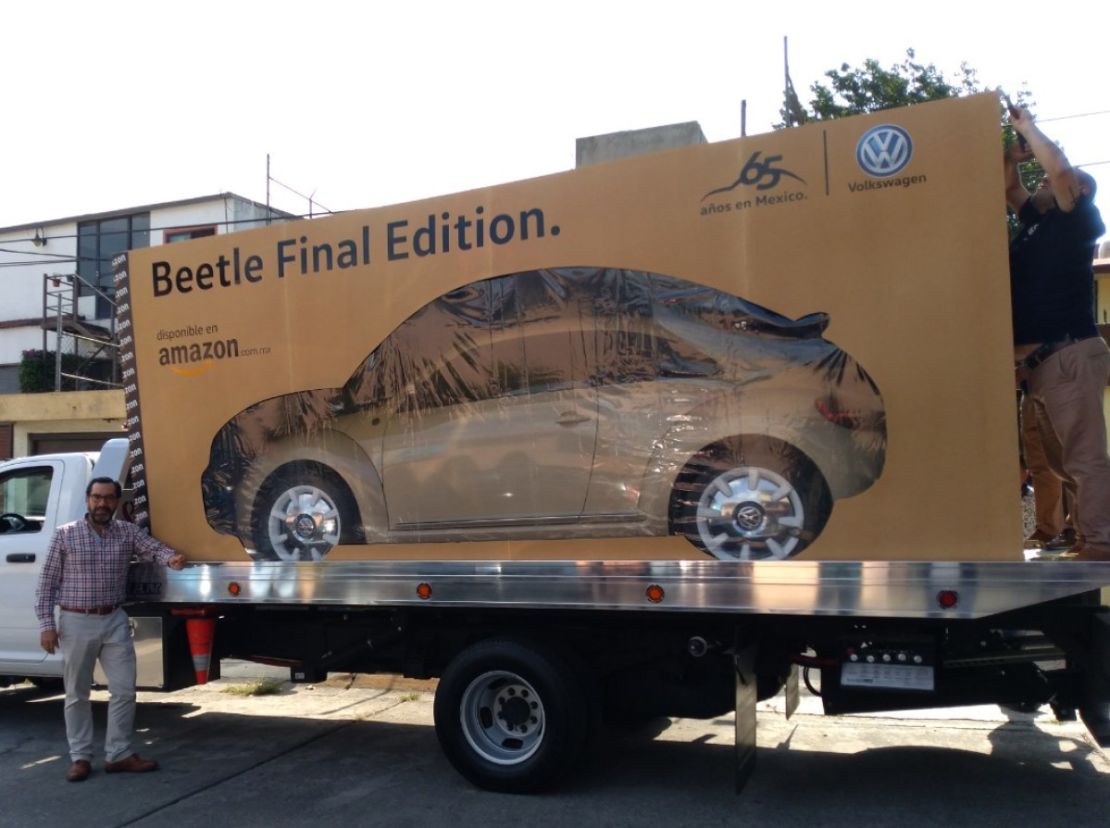 Asi recibe un cliente el primer Beetle vendido en Amazon y entregado en una caja CNN