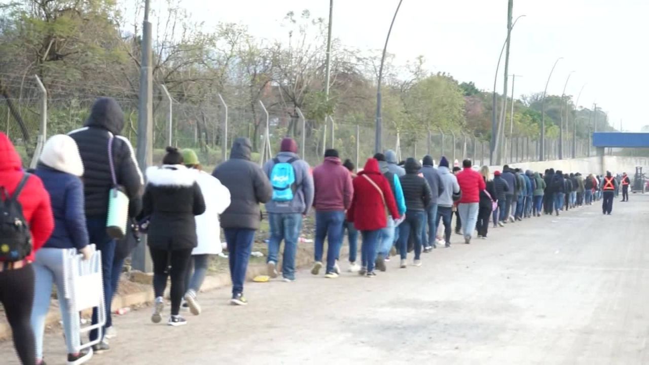 CNNE 689168 - argentinos pasan 18 horas en una fila por un trabajo