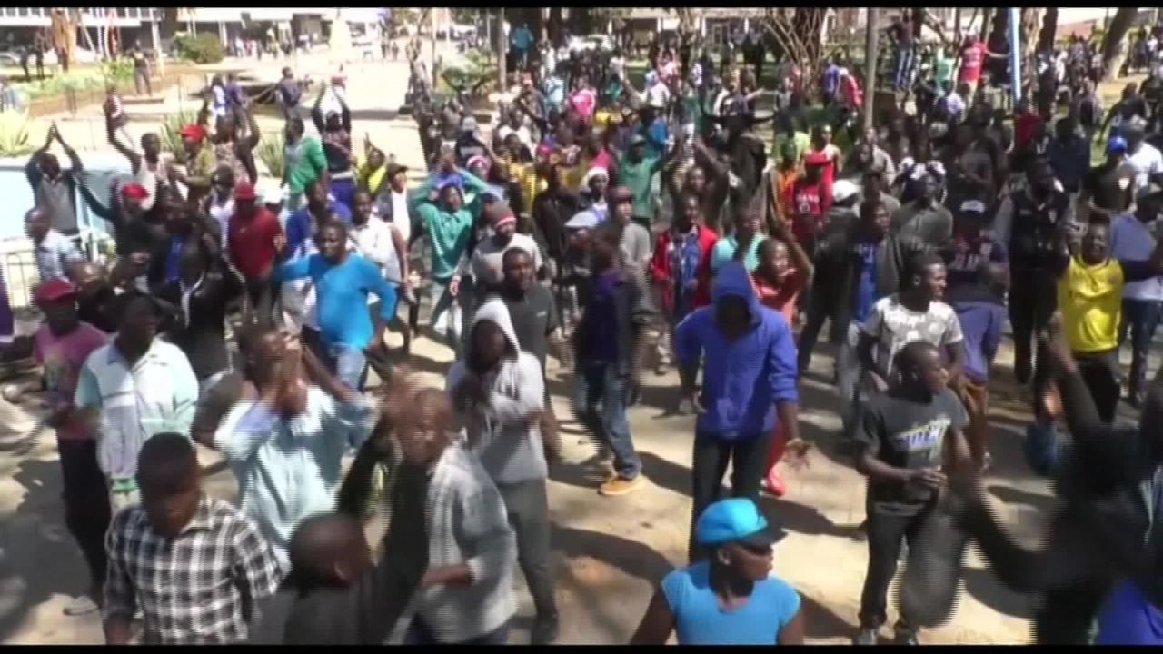 CNNE 689228 - policia contiene manifestacion en zimbabwe