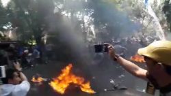 CNNE 689232 - tres policias quemados durante manifestacion en indonesia