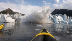 CNNE 689309 - glaciar masivo colapsa justo frente a dos kayakistas