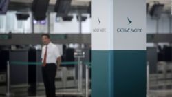 CNNE 689368 - breves economicas- cathay pacific bajo presion, india suavizara restricciones