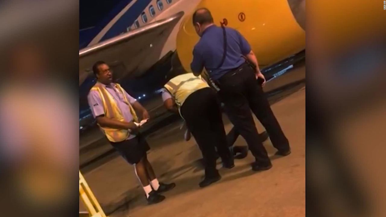 CNNE 689553 - detienen un hombre escondido en la bodega de un avion