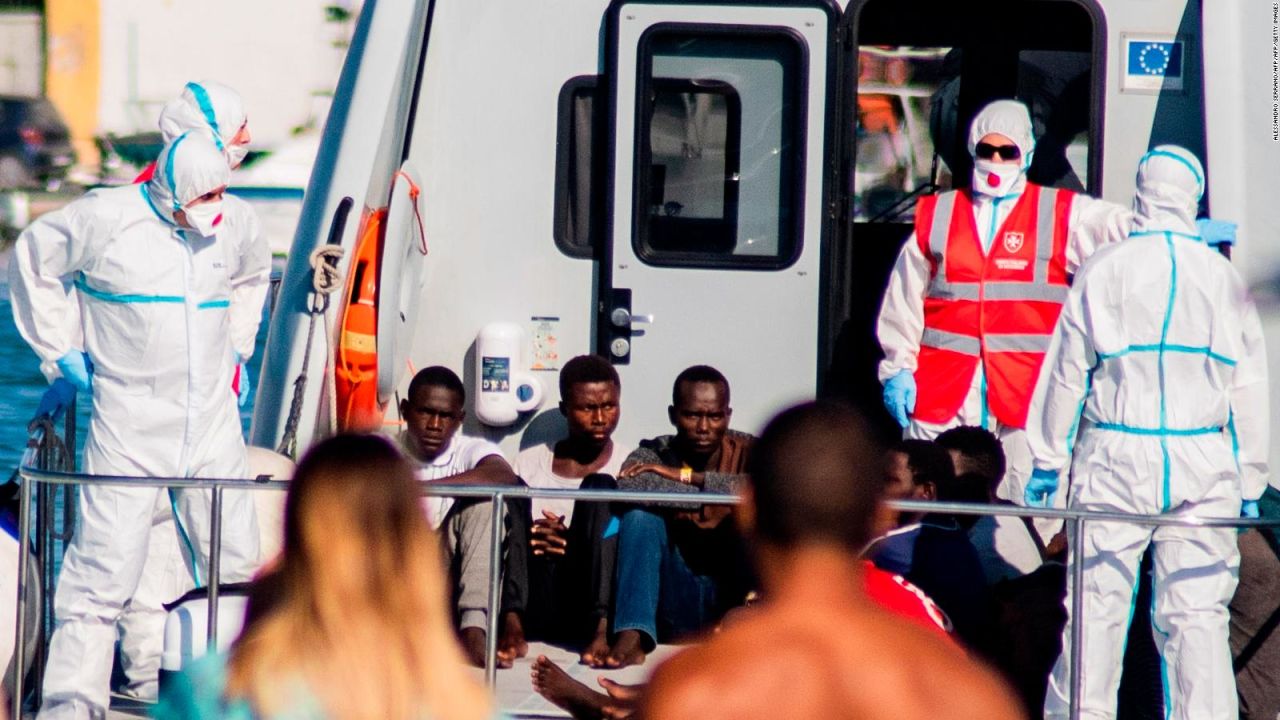 CNNE 689559 - desembarco de migrantes menores de edad