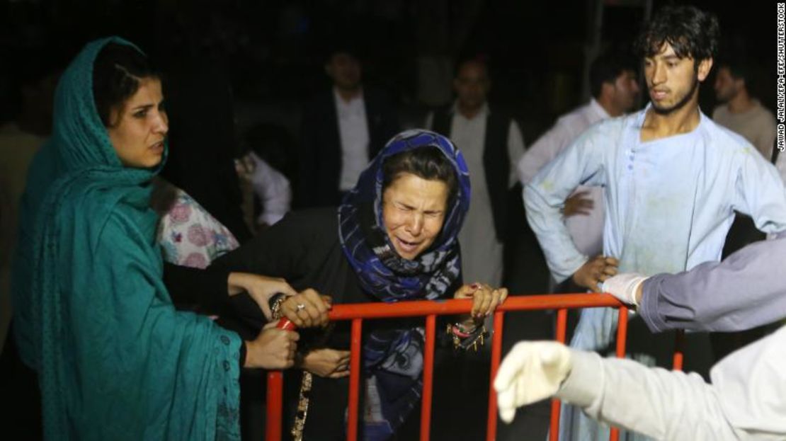 Una mujer llora en la puerta del hospital, después de la explosión en la ceremonia de boda en Kabul, Afganistán.