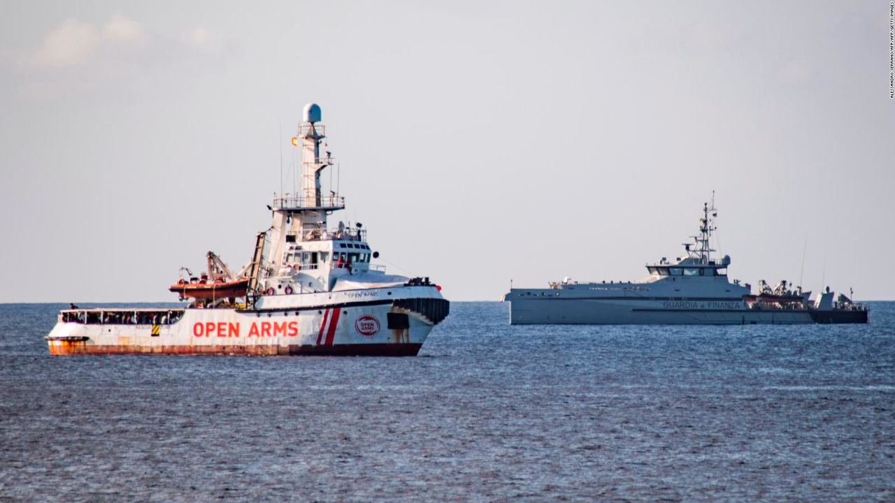 CNNE 689905 - la desesperacion se apodera de los migrantes a bordo del open arms