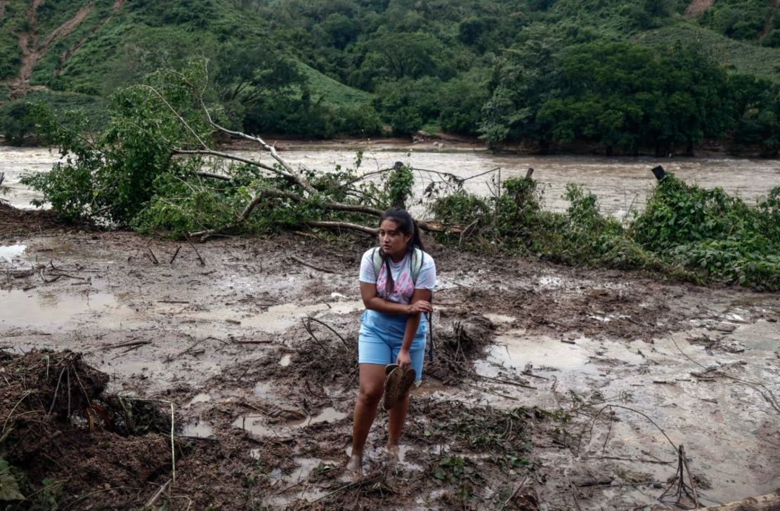 Una mujer en medio del lodo y los escombros en la comunidad Kilómetro 42, cerca de Acapulco, estado de Guerrero, México, el 25 de octubre de 2023.