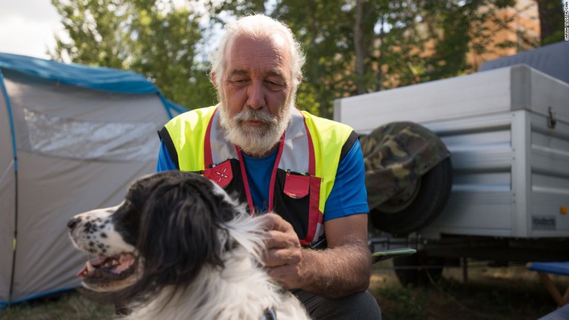 Arturo Filippi acaricia a un perro de rescate en la base de voluntarios de Amatrice. Filippi es el coordinador de logística de un equipo de respuesta en caso de desastre.