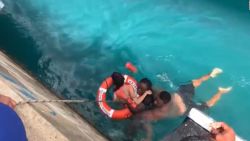 CNNE 690078 - dramatico rescate de mujer en silla de ruedas que cayo al mar