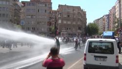 CNNE 690200 - dispersan manifestantes en turquia con canones de agua