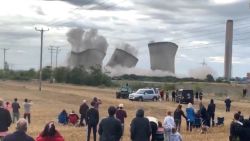 CNNE 690270 - mira la implosion de las torres de esta central electrica