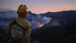 CNNE 690571 - incendio obliga a evacuar 9-000 personas en islas canarias