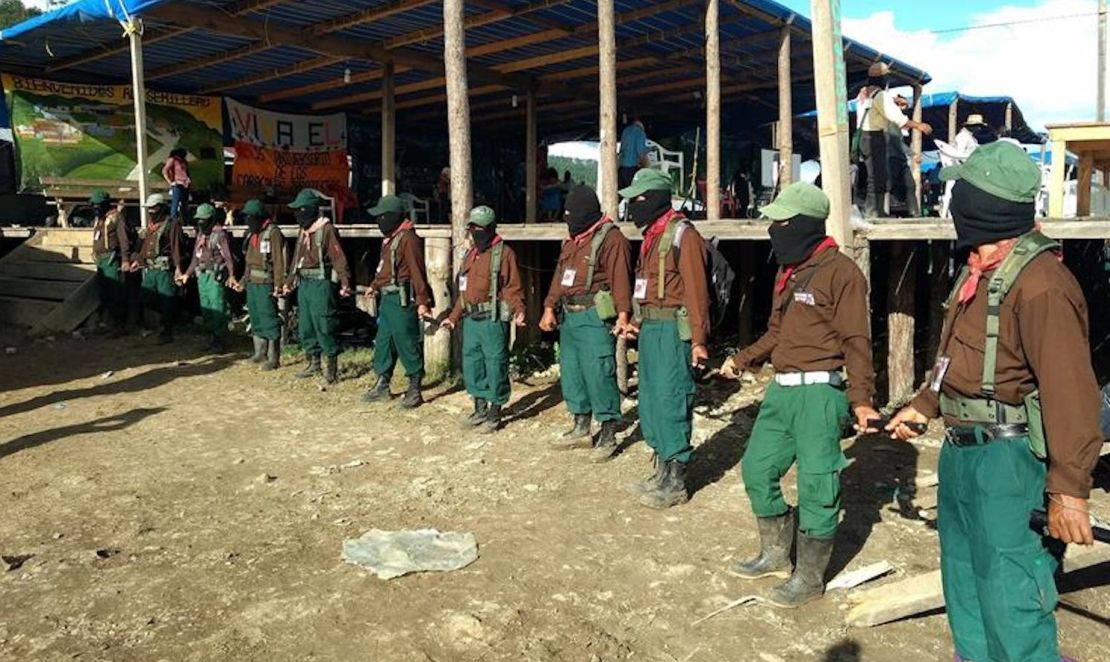 Fotografía de archivo fechada el 9 de agosto de 2018, que muestra a miembros del Ejercito Zapatista de Liberación Nacional (EZNL), durante una reunión en el municipio de Altamirano en el estado de Chiapas (México). El EZLN asumió el control de 11 nuevos territorios pertenecientes a ocho municipios del sureño estado mexicano de Chiapas, confirmó el presidente Andrés Manuel López Obrador.