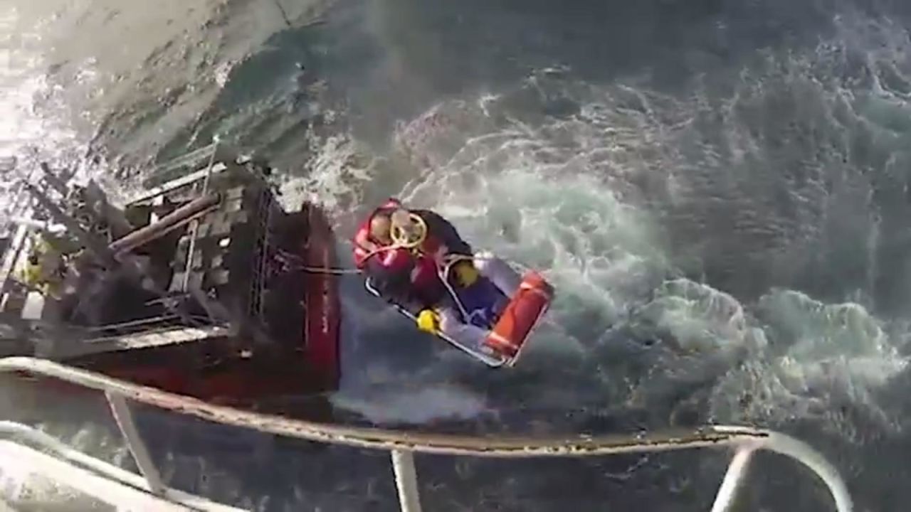 CNNE 690747 - impresionante rescate de un marinero en alta mar