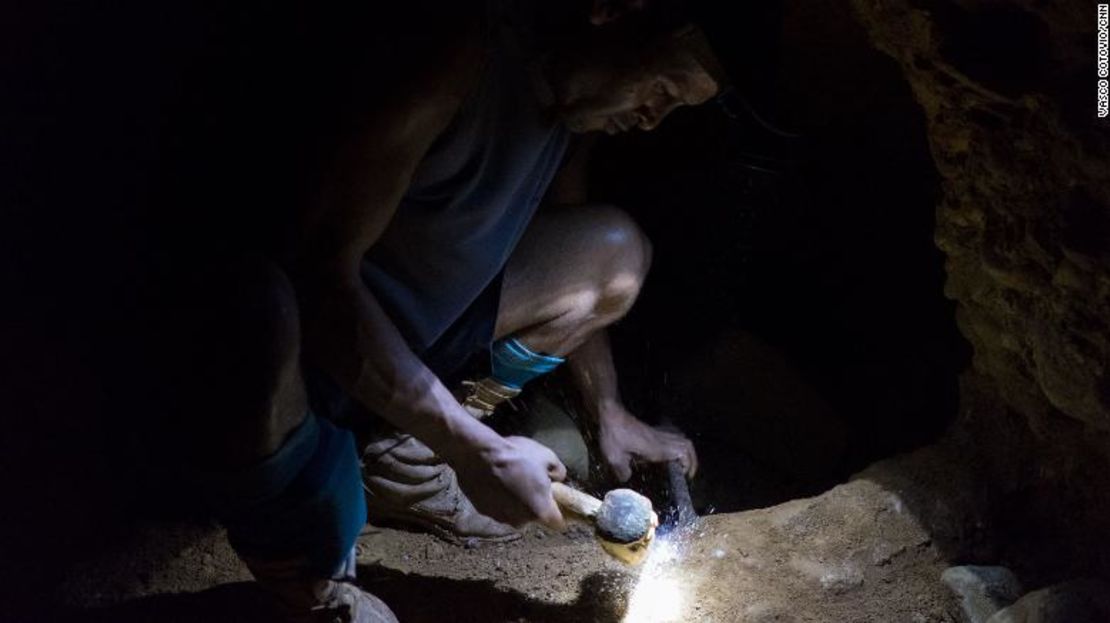 Un minero en el Arco Minero del Orinoco en Venezuela.