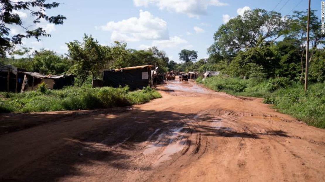 Una vía desierta en el Arco Minero del Orinoco en Venezuela.