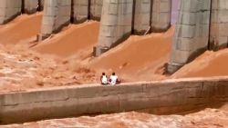 CNNE 690968 - mira el rescate de dos pescadores varados en un rio