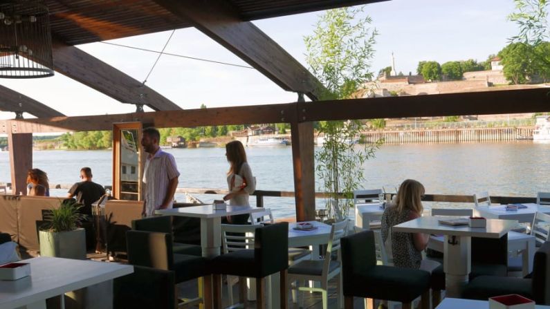 La vida nocturna junto al río: los bares, restaurantes y discotecas flotantes que bordean las riberas de Belgrado se conocen como splavovi.