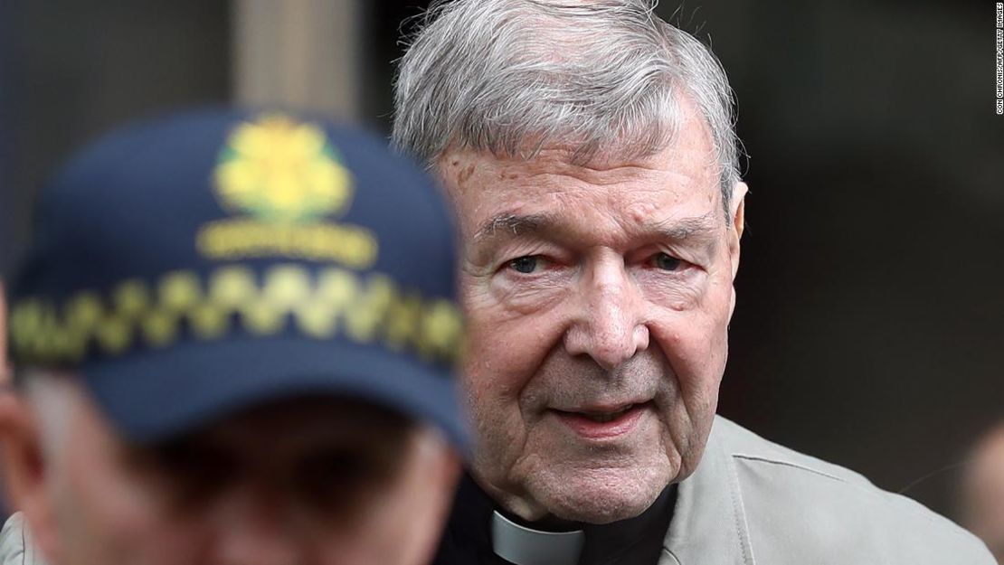 El cardenal George Pell (a la derecha) deja la Corte del Condado de Victoria, en Melbourne, después de que los fiscales decidieran no proceder con un segundo juicio por ofensas sexuales contra niños el 26 de febrero de 2016.