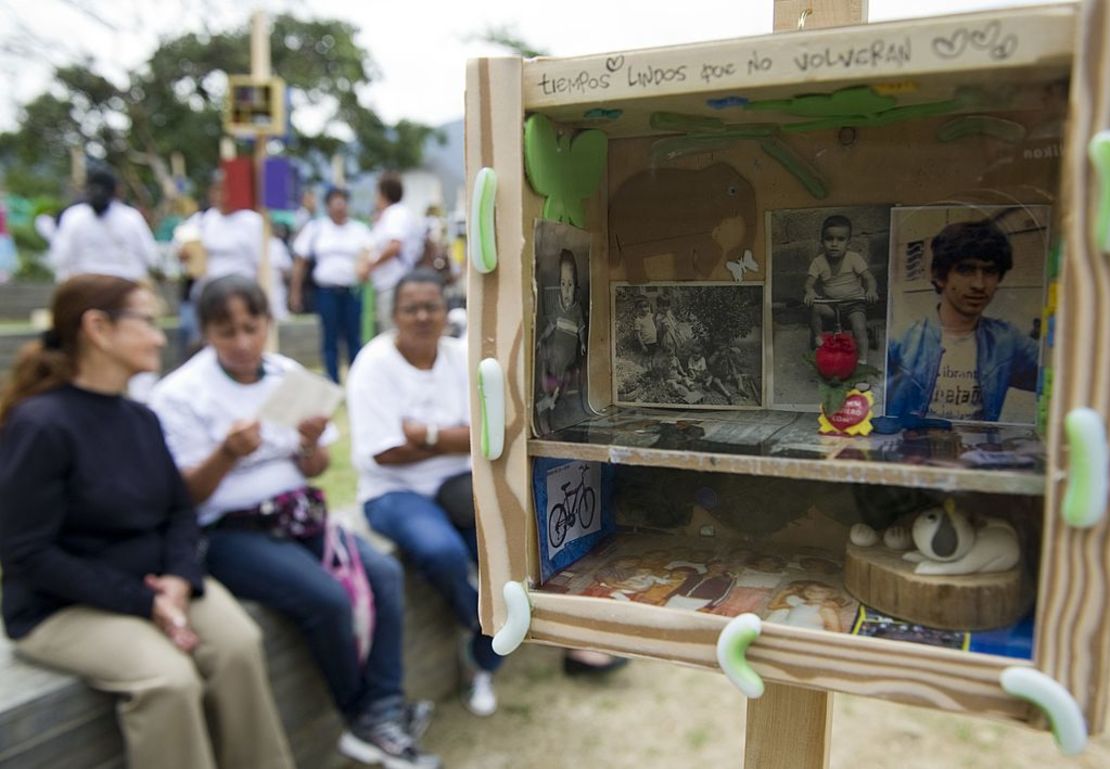 Foto de archivo. Familiares de desaparecidos en Colombia pusieron las fotografías de sus seres queridos en lo que llamaron "cápsulas del tiempo" en una ceremonia en Medellín, Antioquia, en agosto de 2012. (RAUL ARBOLEDA/AFP/GettyImages).