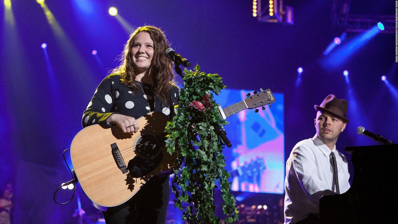 CNNE 691614 - los inicios de jesse y joy cantando arriba de la mesa