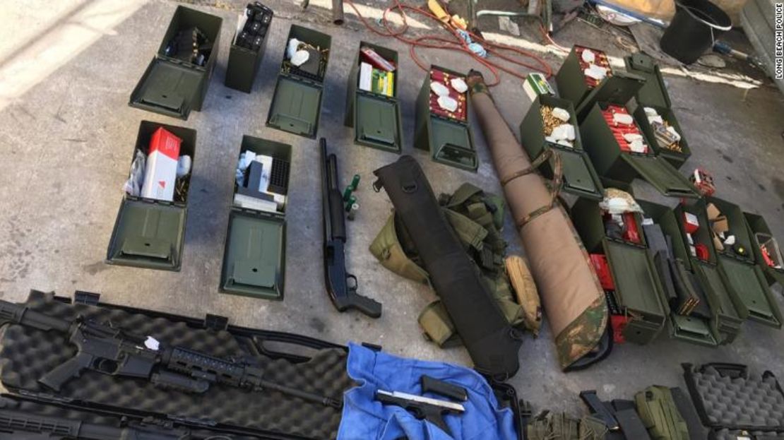 La policía confiscó múltiples armas de alta potencia en la casa del sospechoso.