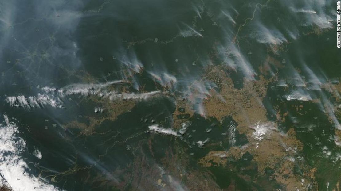 Una imagen de satélite de la NASA muestra los incendios en la selva amazónica en Brasil en agosto de 2019.